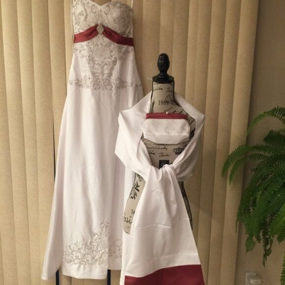 Elegant White Strapless Wedding Gown with Red Accents & More Size 4 - Picture 1 of 7